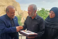 دیدار فرماندار ملایر با خانواده شهید مدافع وطن «علیرضا فتحی» + تصاویر