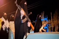 فیلم/ دختران کامیارانی در راه جان‌فدایی برای ایران با اسلحه به خیابان آمدند