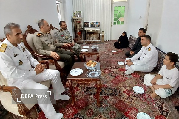 دیدار معاون نیروی انسانی ارتش با خانواده شهید خلبان «روشن» در بابل + تصاویر