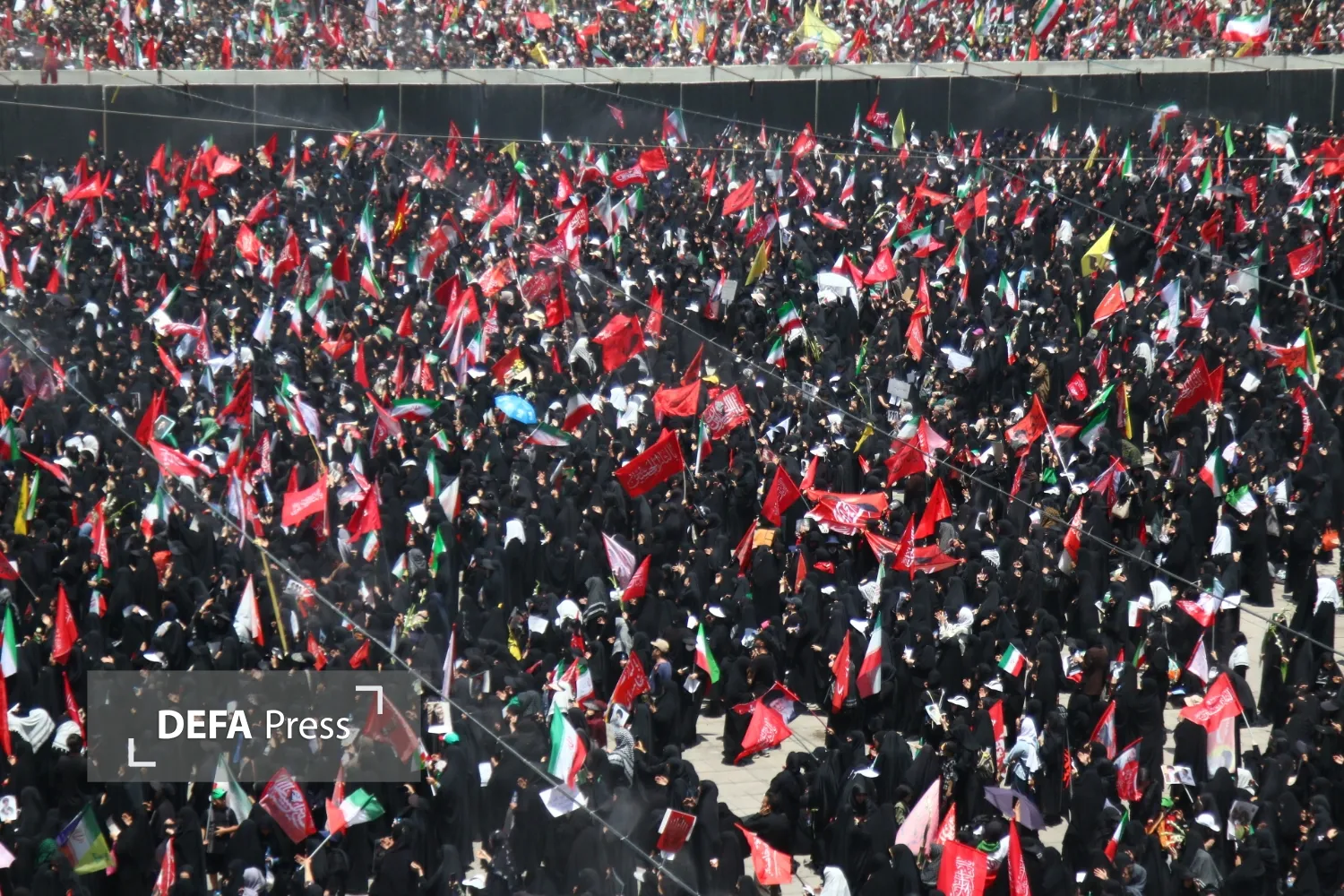 نماز بر پیکر رهبر شهید