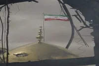 تصاویر/ اهتزاز پرچم ایران همزمان با رو جمهوری اسلامی در زنجان