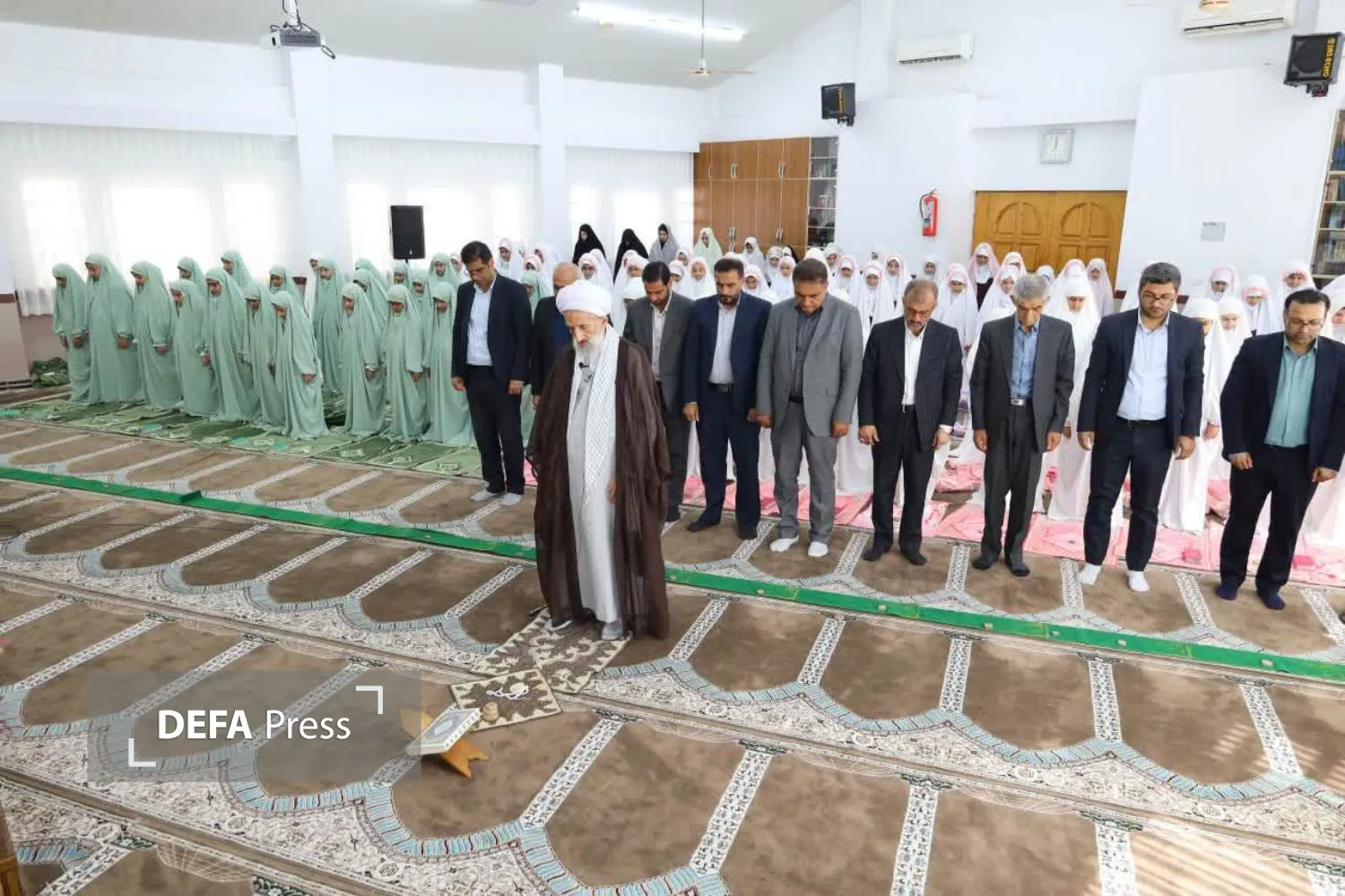 تصاویر/ اقامه نمازجماعت ظهر و عصر به امامت نماینده ولی فقیه در دبستان شاهد ساری