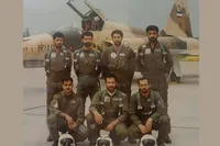 امیر سرلشکر خلبان شهید نصیرزاده در لباس خلبانی در کنار جنگنده اف۵