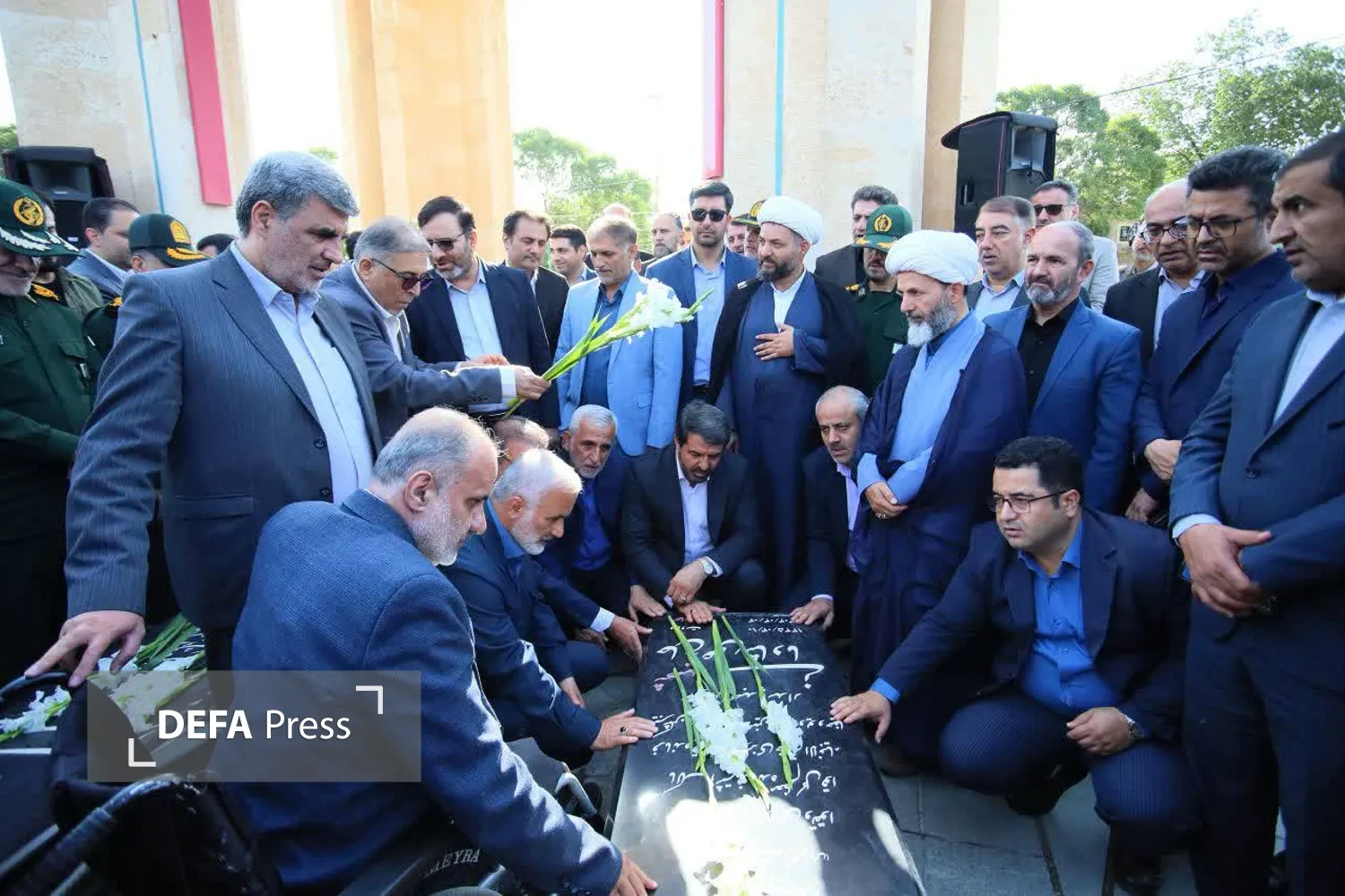 تصاویر/ آغاز هفته دولت در همدان با ادای احترام به شهیدان