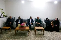 ادای احترام معاون رئیس‌جمهور به خانواده شهیدان شبیهی از شهدای کارگر جنگ رمضان