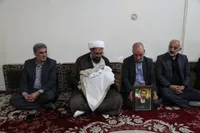 طنین اذان نماینده ولی‌فقیه در گوش نوزاد شهید «رضا ظفرمند» + تصاویر