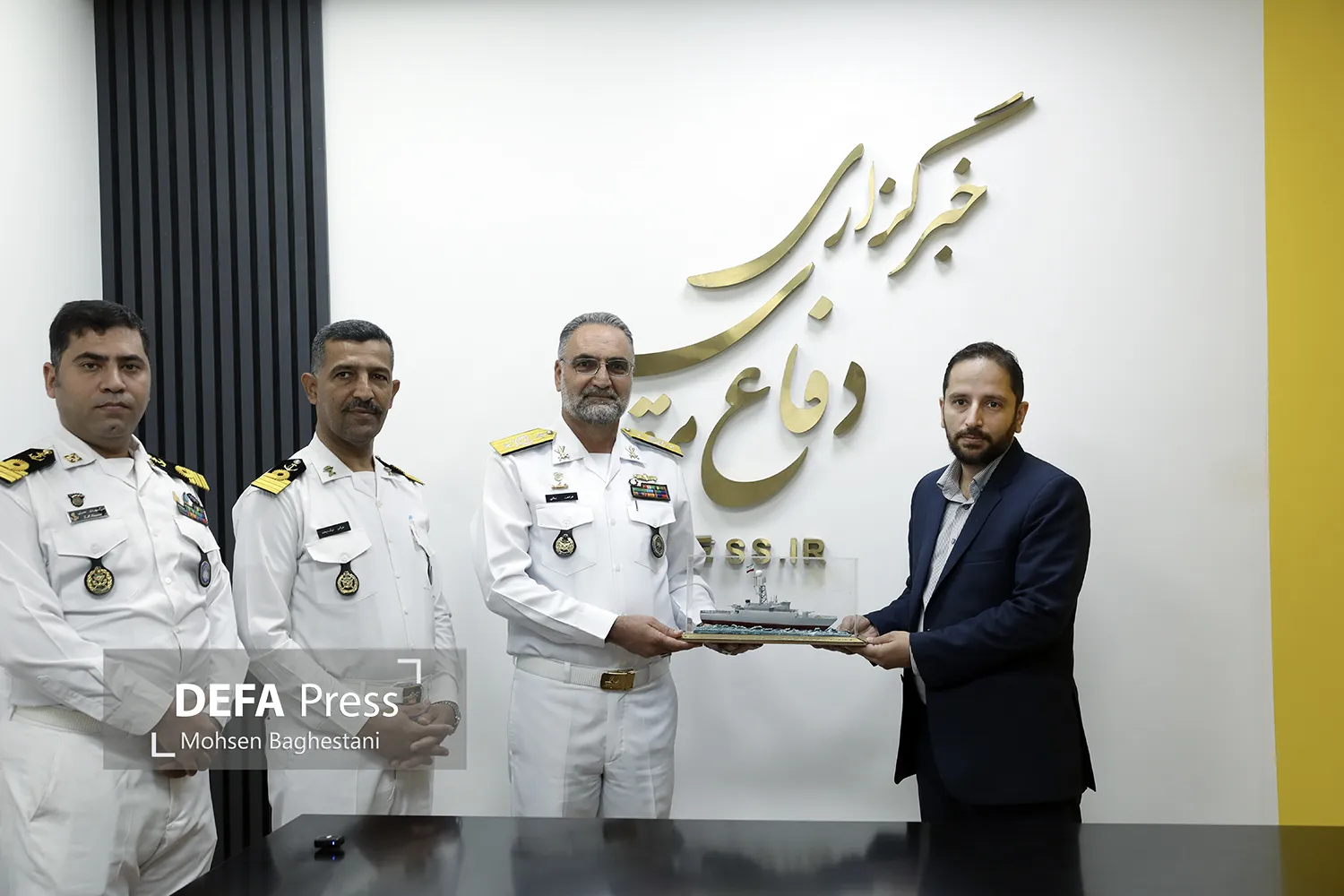 بازدید دریادار بمانی از خبرگزاری دفاع مقدس بازدید دریادار بمانی از خبرگزاری دفاع مقدس