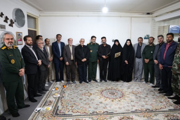 دیدار فرمانده سپاه استان و مدیرکل آموزش و پرورش استان همدان با خانواده شهید «مهدی شرکایی» + تصاویر