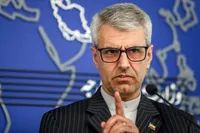 ناوشکن آمریکایی با هشدار قاطع ایران از تنگهٔ هرمز بازگشت