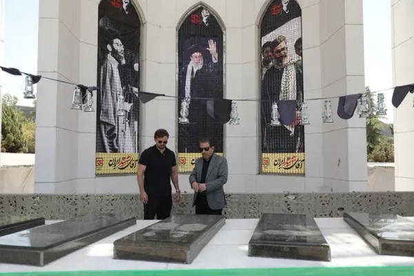 American media activist visits the National Museum of the Islamic Revolution and Sacred Defense American media activist visits the National Museum of the Islamic Revolution and Sacred Defense