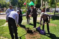 اصحاب رسانه ۱۰۰ اصله نهال به یاد قهرمانان وطن غرس کردند