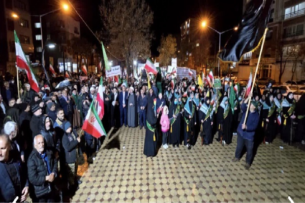 انعکاس اقتدار ایران اسلامی در زیر باران در خیابان‌های بیجار کردستان
