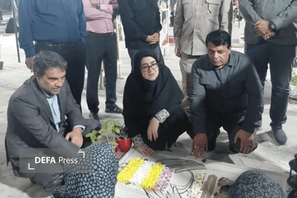حضور سخنگوی دولت در گلزار شهدای میناب حضور سخنگوی دولت در گلزار شهدای میناب
