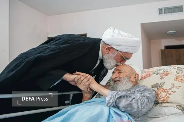 عیادت تولیت آستان قدس رضوی از استاد اخلاق به نمایندگی از سوی رهبر انقلاب