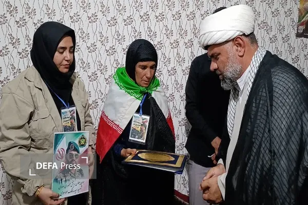 دیدار مسئولان شهرستان بهمئی با خانواده شهید «سید مالک موسوی تبار»