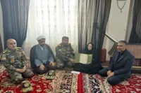 ارشد نظامی آجا در استان‌های قزوین و زنجان با خانواده شهید هدایت دانشور دیدار کرد