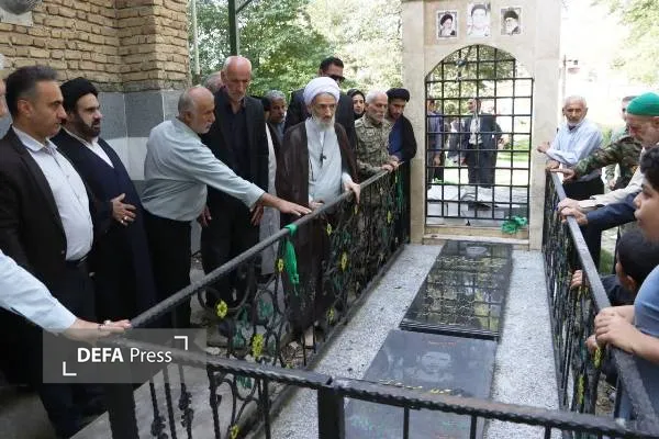 ادای احترام نماینده ولی‌فقیه در مازندران به مزار شهدای روستای کِنِت بهشهر+ تصاویر