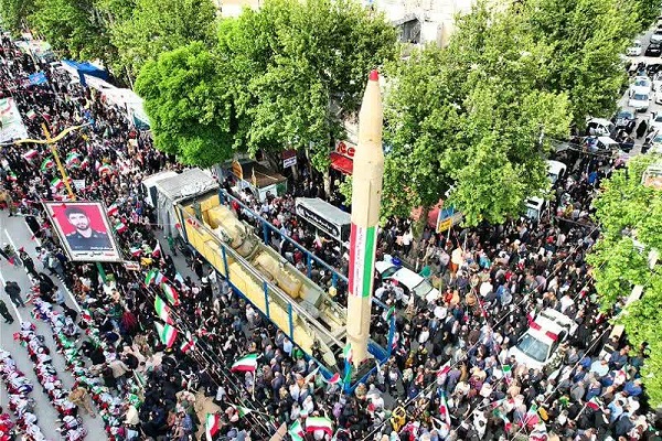 قیام موشک «قیام» در میان جان فدایان خرم آباد