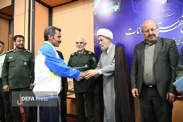 تصاویر/ تجلیل از پیشکسوتان دفاع مقدس و مقاومت در شهرستان بوانات با حضور آیت الله «دژکام»