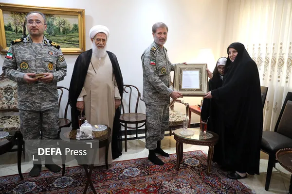 دیدار فرمانده کل ارتش با خانواده سپهبد شهید محمد باقری دیدار فرمانده کل ارتش با خانواده سپهبد شهید محمد باقری