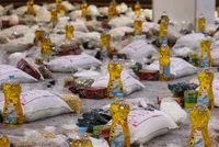 کارمندان بسیجی با مبالغ مرخصی استحقاقی ۳۰۰ بسته معیشتی اهدا کردند