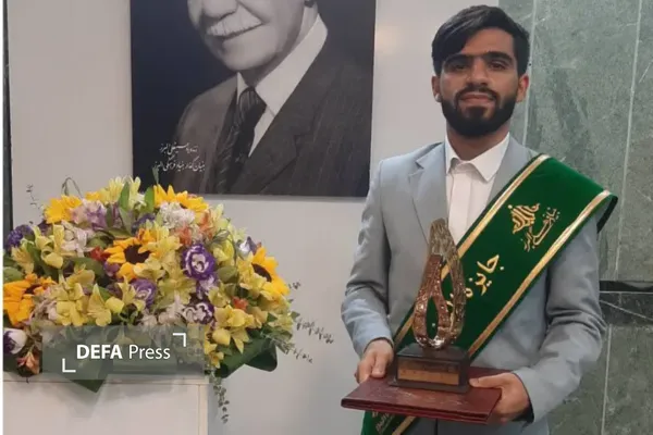 امیرحسین فاضلی، معلم نخبه و فرهیخته اهل شهرستان رودان، موفق شد نشان افتخار جایزه البرز را دریافت کند.