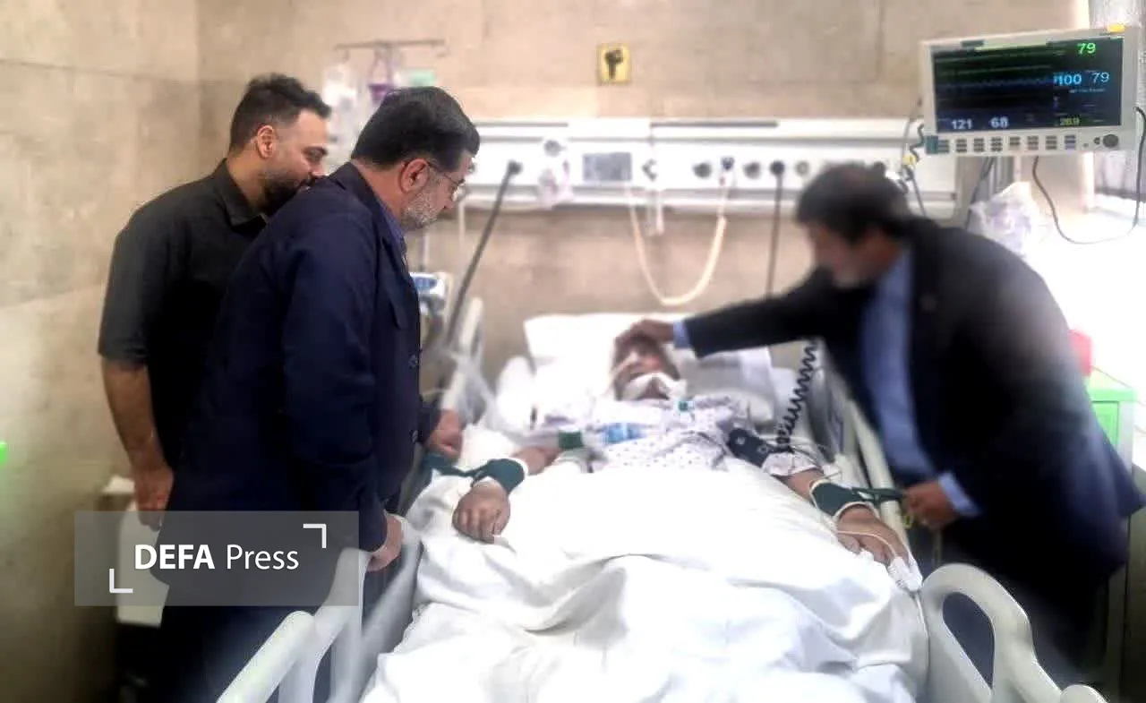 عیادت استاندار قم از پدر امیر سپهبد شهید سید عبدالرحیم موسوی