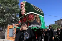 تصاویر/ آیین کهن نخل گردانی و هیئت عزاداری روز عاشورای حسینی در شهرک احتشامیه اراک