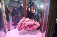 فیلم/ اهدا کاپشن خونی شهیده «ملینا» به موزه دفاع مقدس و مقاومت کرمانشاه