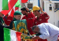بوسه کارگران صنعت حفاری بر پرچم متبرک حرم رضوی
