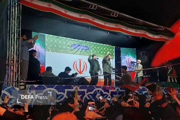 نوای حاج مهدی رسولی زیر آسمان بارانی رشت؛ ایستاده پای قرار خونخواهی