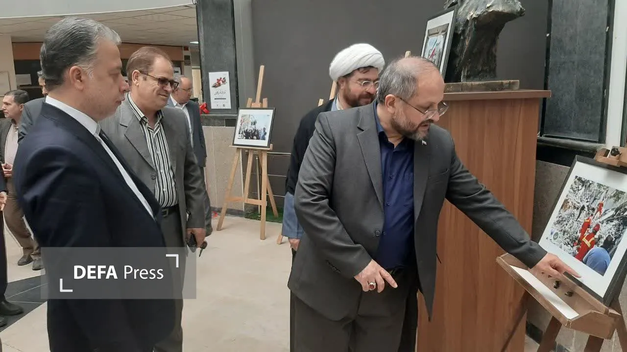 تصاویر/ افتتاح نمایشگاه عکس "هدایای امریکایی" در دانشگاه آزاد تبریز