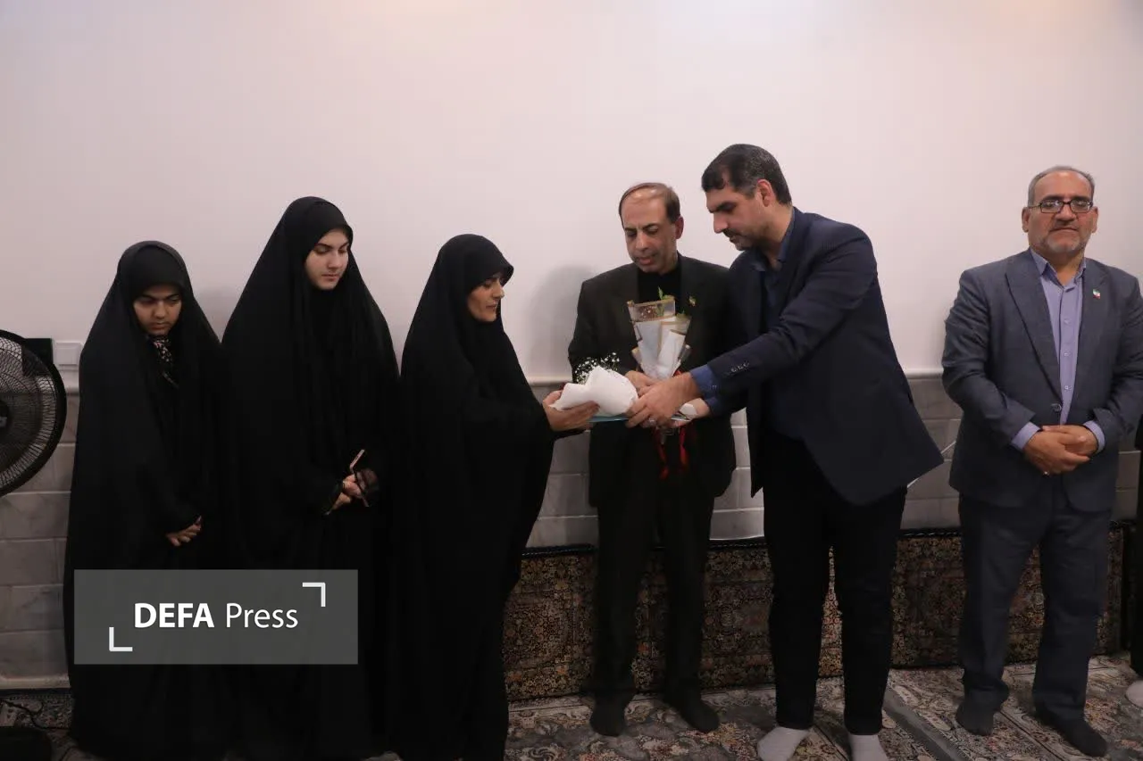 دیدار با خانواده شهدا در هفته معلم