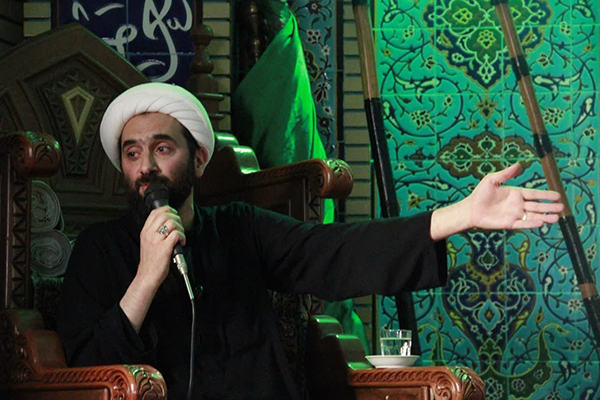 رهبر شهید شعار «هیهات من الذله» سر داده و بر آن ایستادگی کرد
