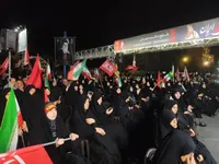 زائران اربعین از تجمع شبانه میدان مفید قم راهی کربلا شدند