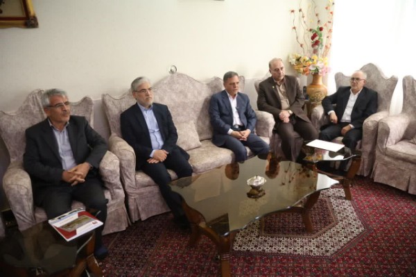 تجلیل وزیر علوم و استاندار زنجان از خانواده شهید سید «ابراهیم نبوی»