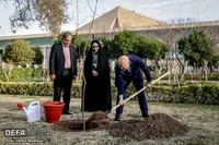 تصاویر/ کاشت نهال توسط رئیس مجلس شورای اسلامی به مناسبت روز درختکاری