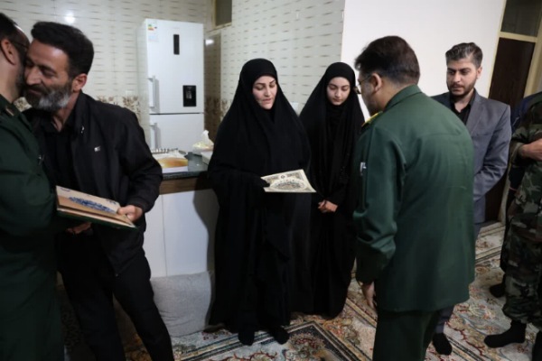 دیدار فرمانده سپاه استان و مدیرکل آموزش و پرورش استان همدان با خانواده شهید «مهدی شرکایی» + تصاویر