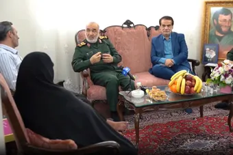 فیلم/ دیدار فرمانده شهید کل سپاه با خانواده مسیح کردستان