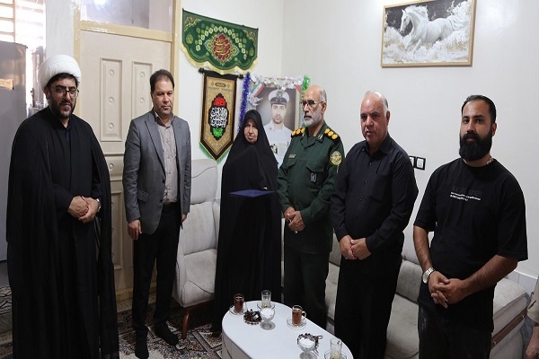 دیدار مسئولین لرستانی با خانواه شهید «علی بیگی»
