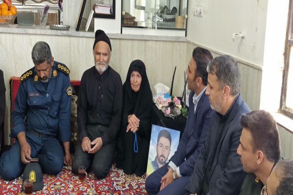 دیدار فرماندار میانجلگه با خانواده شهید جامعه کارگری جنگ رمضان دیدار فرماندار میانجلگه با خانواده شهید جامعه کارگری جنگ رمضان