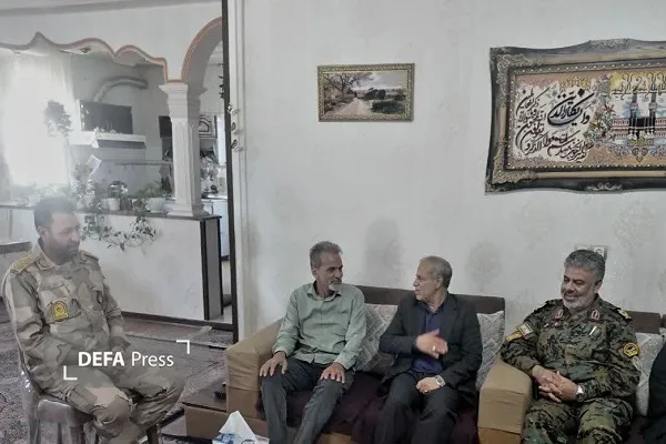 تجلیل از ایثارگری خانواده شهید افشاری‌پور در کرمان توسط فرماندهان پلیس
