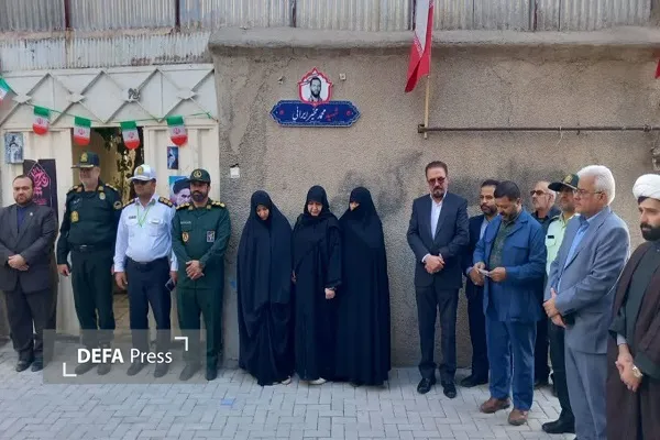 پلاک افتخار بر سردرب منازل شهیدان «کشمیری» و «مخیر ایرانی» نصب شد