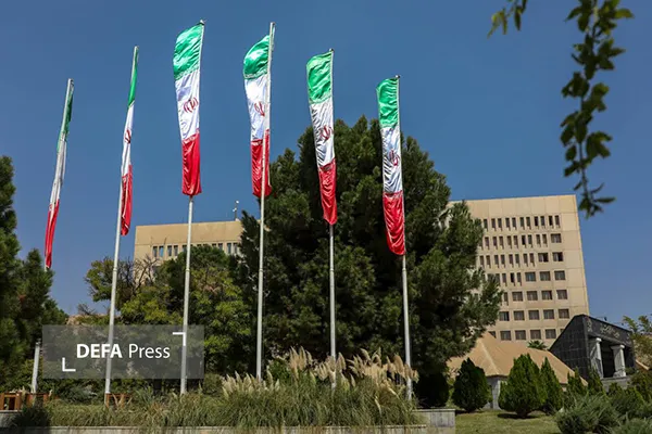اغاز سال تحصیلی جدید اهتزاز پرچم جمهوری اسلامی