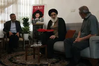 تصاویر/ دیدار نماینده ولی‌فقیه در البرز با خانواده شهدای جنگ‌های 12 روزه و رمضان