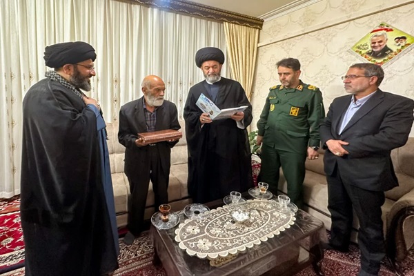 دیدار نمایندگان ولیفقیه در استانهای اردبیل و زنجان با خانواده شهید «محسن احمدی» دیدار نمایندگان ولیفقیه در استانهای اردبیل و زنجان با خانواده شهید «محسن احمدی»