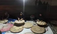 فیلم/ پخت نان برای رزمندگان توسط زنان برازجانی