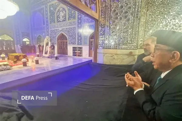 ادای احترام به مقام شهدا