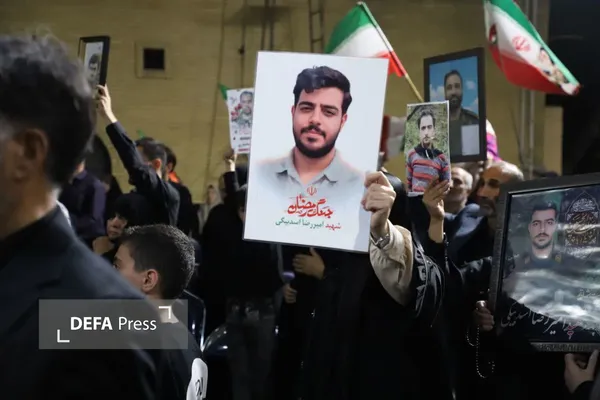به گزارش خبرنگار دفاعپرس از البرز، مراسم سالروز آزادسازی خرمشهر و گرامیداشت ۱۸۶ شهید جنگ رمضان استان البرز، شب گذشته در فضایی آکنده از عطر ایثار و شهادت و با حضور پرشور مردم، خانوادههای معظم شهدا، ایثارگران، آزادگان، جانبازان، به گزارش خبرنگار دفاعپرس از البرز، مراسم سالروز آزادسازی خرمشهر و گرامیداشت ۱۸۶ شهید جنگ رمضان استان البرز، شب گذشته در فضایی آکنده از عطر ایثار و شهادت و با حضور پرشور مردم، خانوادههای معظم شهدا، ایثارگران، آزادگان، جانبازان،