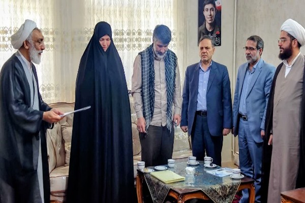 ادامه راه شهدای امنیت وظیفه همگانی است ادامه راه شهدای امنیت وظیفه همگانی است